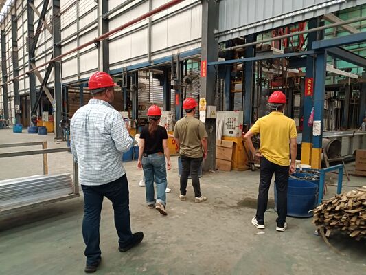 Harga bagus 500 Ton/Bulan Jalur Produksi Anodizing Kerangka Surya Otomatis Penuh untuk Warna Hitam Perunggu Champagne on line